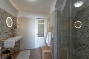 A bathroom at VITTORIO EMANUELE HOUSE