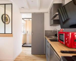 uma cozinha com um aparelho vermelho no balcão em Appartement T2- Le bon accueil / WIFI / PARKING em Angoulême