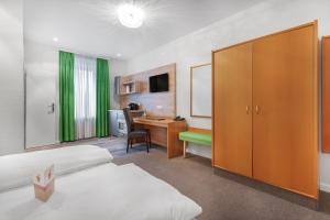 เตียงในห้องที่ Schieners Hotel & Apfelhof Apartments