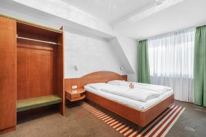 Un pat sau paturi într-o cameră la Schieners Hotel & Apfelhof Apartments