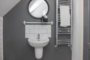 een badkamer met een wit toilet en een spiegel bij Croft4 in Broadford