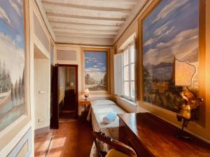Antica Dimora Leones في بالايا: غرفة بسرير ودهان على الحائط