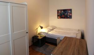 - une petite chambre avec un lit et une table dans l'établissement Casa Nostra - Helle Wohnung - direkt am Augarten, à Vienne