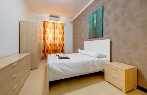 Postel nebo postele na pokoji v ubytování Modern 2 Bedroom Maisonette in Central Sliema