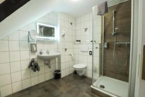 Koupelna v ubytování Hotel Am Dalwigker Tor + 37 fotografií