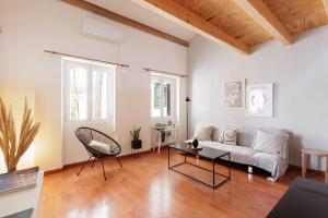 ein Wohnzimmer mit Sofa und Tisch in der Unterkunft Calypso Apartment by Konnect, Corfu Old Town in Korfu-Stadt + 10 Fotos