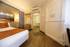 Ein Bett oder Betten in einem Zimmer der Unterkunft Charme Hôtel et Spa, Montbéliard Sud