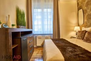 Ένα ή περισσότερα κρεβάτια σε δωμάτιο στο R7 Design Apartment - hostAID