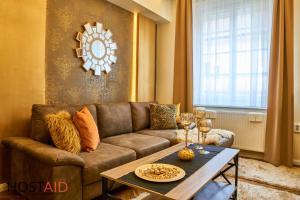 uma sala de estar com um sofá castanho e uma mesa em R7 Design Apartment - hostAID em Budapeste