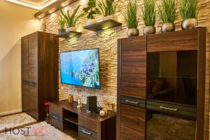 Μια τηλεόραση ή/και κέντρο ψυχαγωγίας στο R7 Design Apartment - hostAID