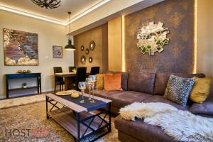 - un salon avec un canapé brun et une table dans l'établissement R7 Design Apartment - hostAID, à Budapest