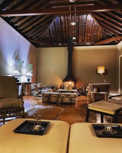 Posezení v ubytování Orotava The Home - Vacational rental with the lifestyle of 1700 and the comfort of 2022
