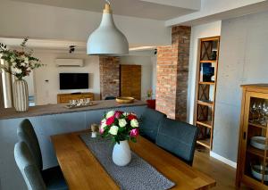 TV a/nebo společenská místnost v ubytování Dachloft MEERzeit