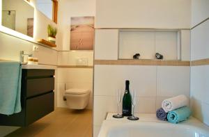 Koupelna v ubytování Dachloft MEERzeit + 25 fotografií