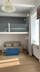 別列戈沃的住宿－Lux Apartment Studio，带沙发和蓝色桌子的客厅