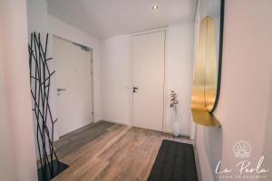 a room with a hallway with a door and a mirror at La Perla in Lindau