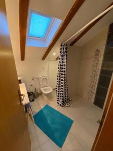 uma casa de banho com um WC e uma janela em I.K. APARTMENTS em Orebić