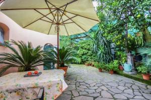 patio ze stołem i parasolem w obiekcie Apartment Sorrento 2 w Sorrento