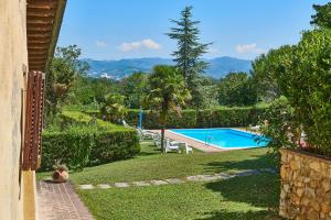 uma vista para uma piscina num quintal em La Rosa em Città di Castello