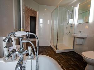 Vonios kambarys apgyvendinimo įstaigoje Sure Hotel by Best Western Lockerbie