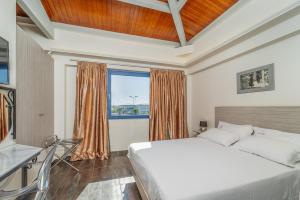 Rúm í herbergi á Ianos Hotel
