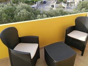 A seating area at Domus Deiana