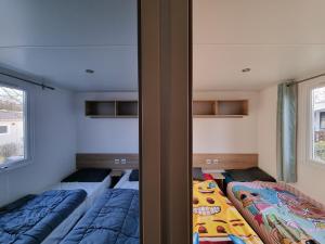 Postel nebo postele na pokoji v ubytování Camping 4* 3 CH 2 SDB- Lave linge- Lave vaisselle + 9 fotografií