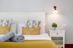 A bed or beds in a room at Malvasia 22