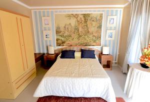 Un dormitorio con una cama y un cuadro en la pared. en La huerta de Bonela, en Casarabonela 35 fotos más