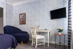 Televiisor ja/või meelelahutuskeskus majutusasutuses Hotel Vännäs