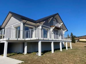 热拉梅Chalet Jersey的草坪上带大甲板的房子