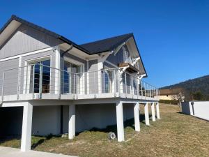 a house with a porch and a balcony at Chalet Jersey in Gérardmer