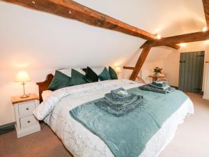 מיטה או מיטות בחדר ב-Buttercross Cottage