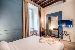 Capranica Private Suites客房内的一张或多张床位
