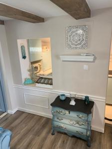 a room with a dresser and a mirror at Zafír Vendégház in Somlószőlős