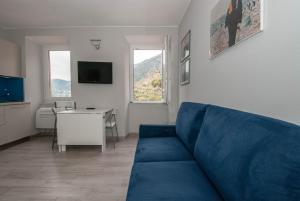 a living room with a blue couch and a table at Dal Comandante by Arbaspàa in Manarola