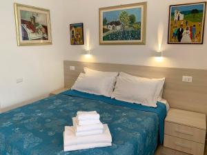 Un dormitorio con una cama azul con toallas. en Dal Comandante by Arbaspàa, en Manarola