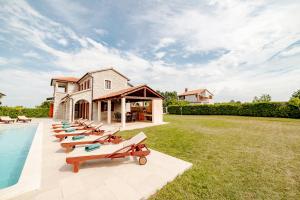 Bazén v ubytování Villa Begonia nebo v jeho okolí