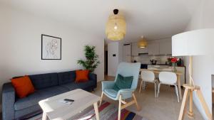 Prostor za sedenje u objektu Nice apartments at 10min from Payerne, fully equipped