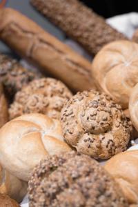 une pile de pains avec des biscuits ocupés dans l'établissement Lakeside77, à Podersdorf am See