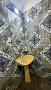 ein Bad mit einem Waschbecken und einer Fliesenwand in der Unterkunft Providencia alquiler temporario-turístico in Paraná