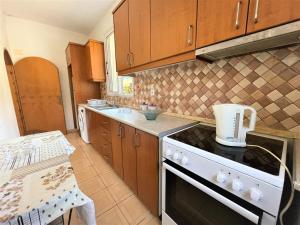 Kuchyň nebo kuchyňský kout v ubytování Sea Horizon House ALEXIS