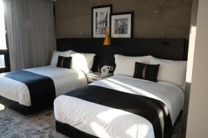 Postel nebo postele na pokoji v ubytování 42 Hotel Williamsburg