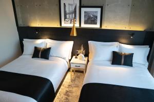 Postel nebo postele na pokoji v ubytování 42 Hotel Williamsburg