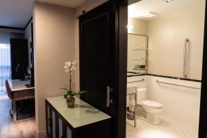 ブルックリンにある42 Hotel Williamsburgのバスルーム(トイレ、洗面台付) +37枚の写真