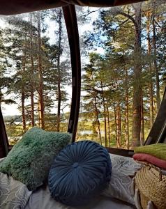 Bett in einem Zimmer mit einem großen Fenster in der Unterkunft Feeling cone in Jūrmala
