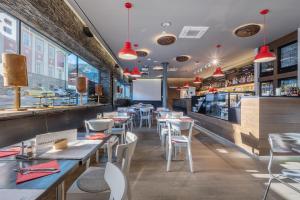 Reštaurácia alebo iné gastronomické zariadenie v ubytovaní HOTEL PECR WELL