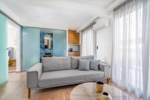 uma sala de estar com um sofá e uma mesa em Stylish Living-Parthenon em Atenas