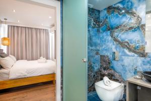 um quarto com uma cama e uma casa de banho com um WC em Stylish Living-Parthenon em Atenas