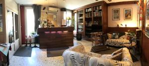 - un salon avec un canapé et une table dans l'établissement Las Cigalas, à Villeneuve-lès-Béziers